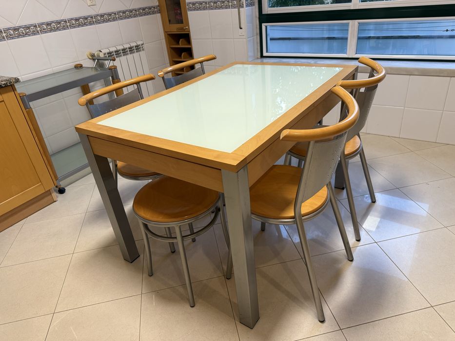 Mesa de cozinha com 4 cadeiras e 2 bancos