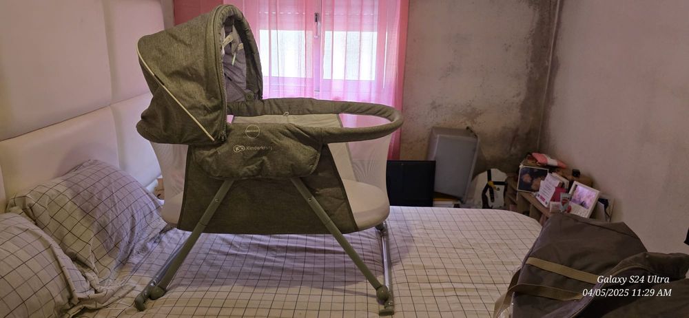 Berço dobrável cinzento