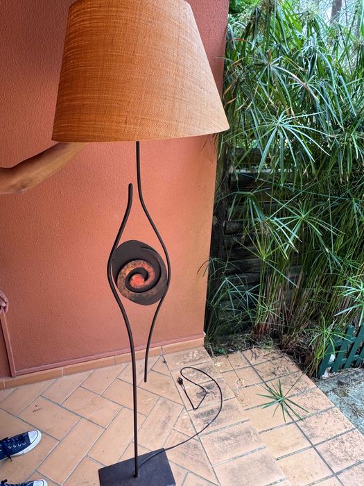 Candeeiro de pé em ferro forjado com abajour