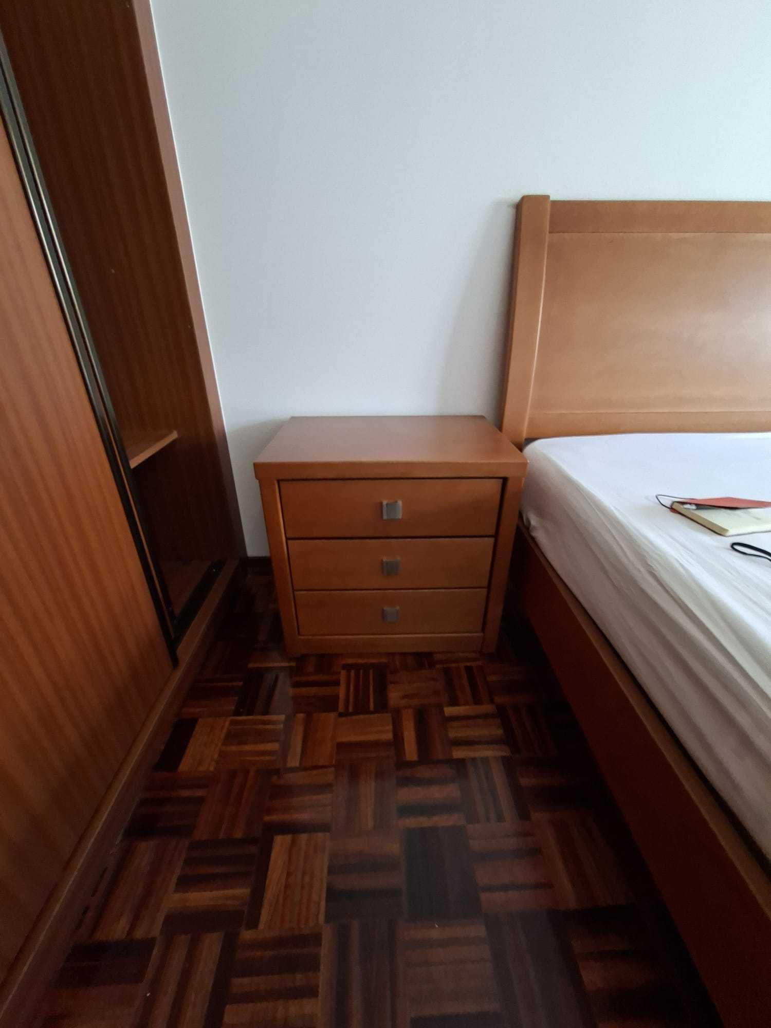 Cama casal com colchão, estrado e 2 mesinhas de cabeceira
