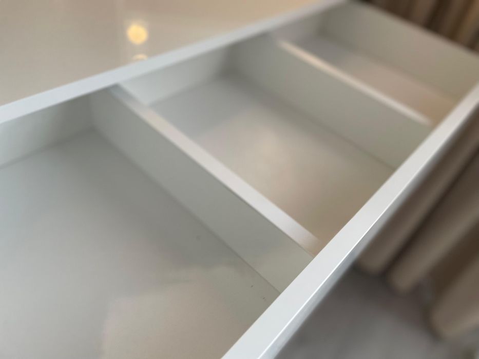 Toaletka do makijażu piękna, biała - stalowe nogi