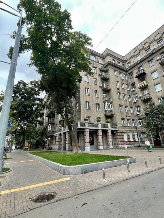 Центр, м. Університет, вул. Пирогова, 2, продаж 2к. квартири, сталінка