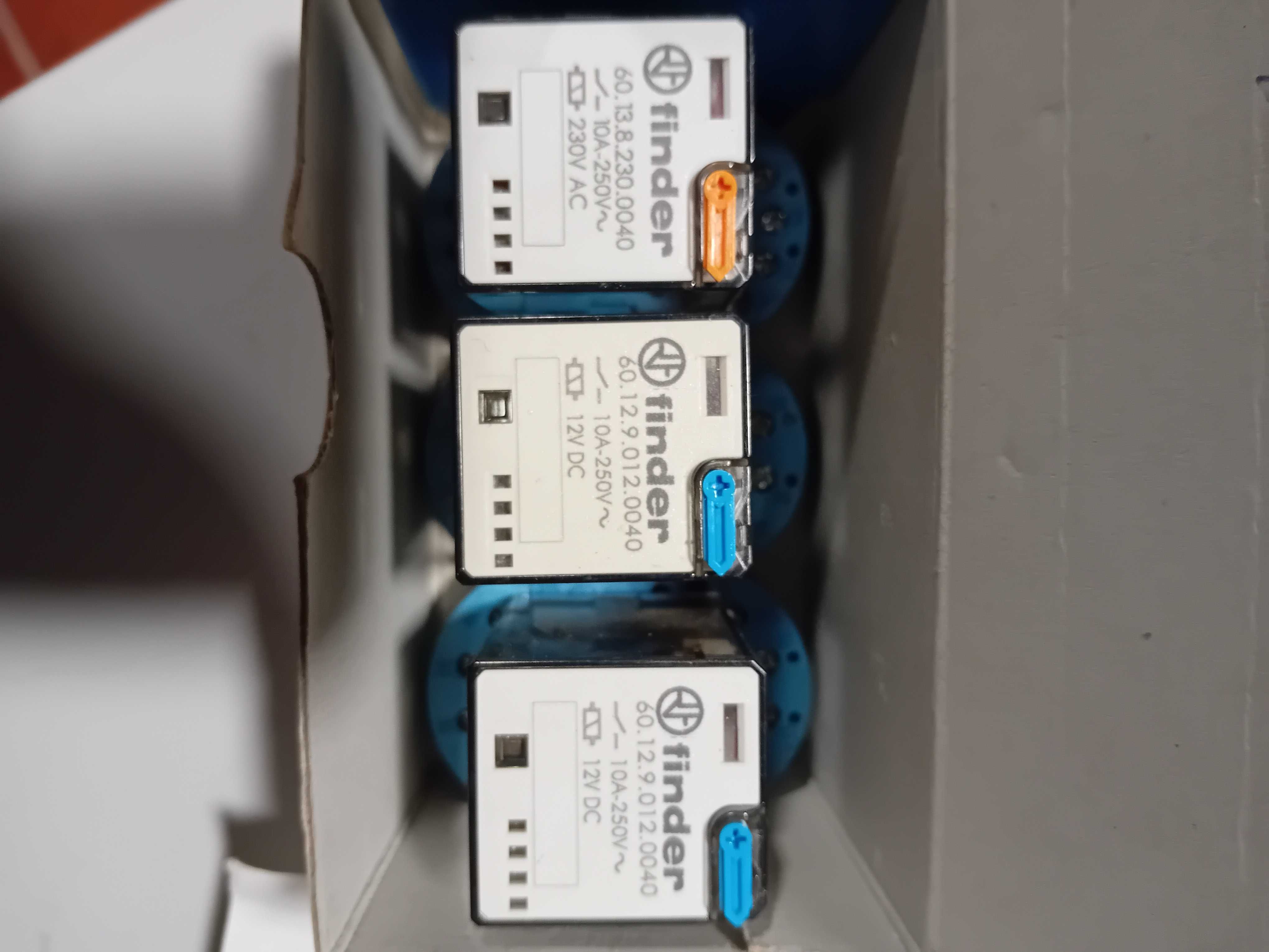 Caixa com 3 relés Finder