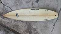 2 surfboards: Killerfish 5'10, Semente 6'2 (com quilhas e leash)