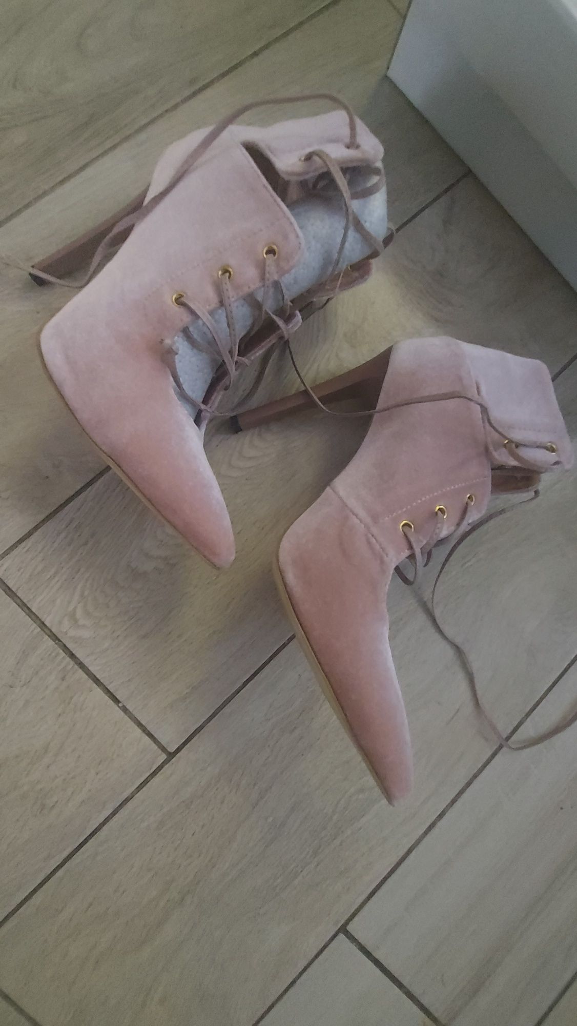 Buty zamszowe damskie