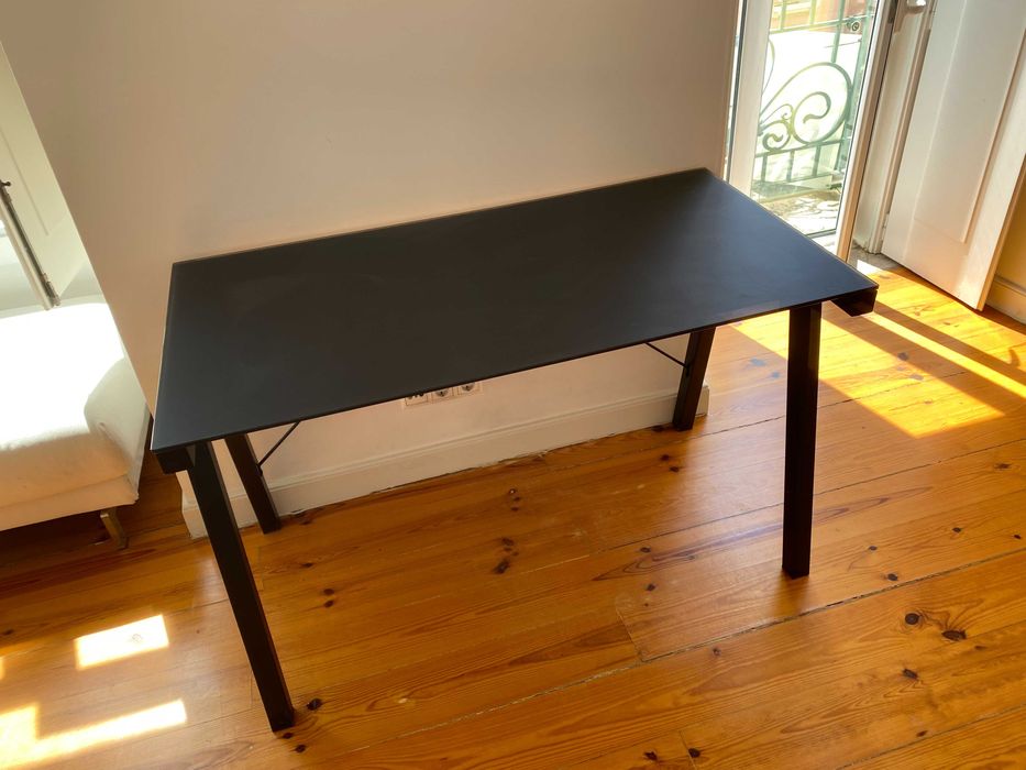 Mesa de Escritório/Trabalho com tampo de vidro – Preta, Minimalista