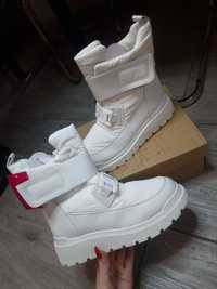 Białe buty śniegowce botki