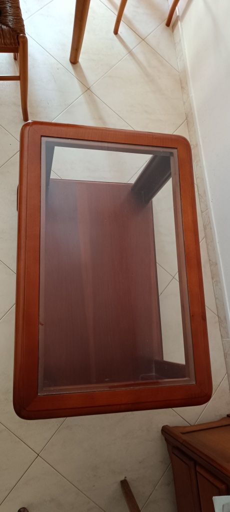 Mesa de centro com tampo em vidro