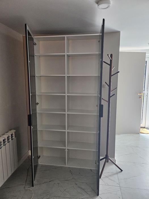 Nowoczesna witryna narożna z przeszklonymi drzwiami – grafit, szkło.