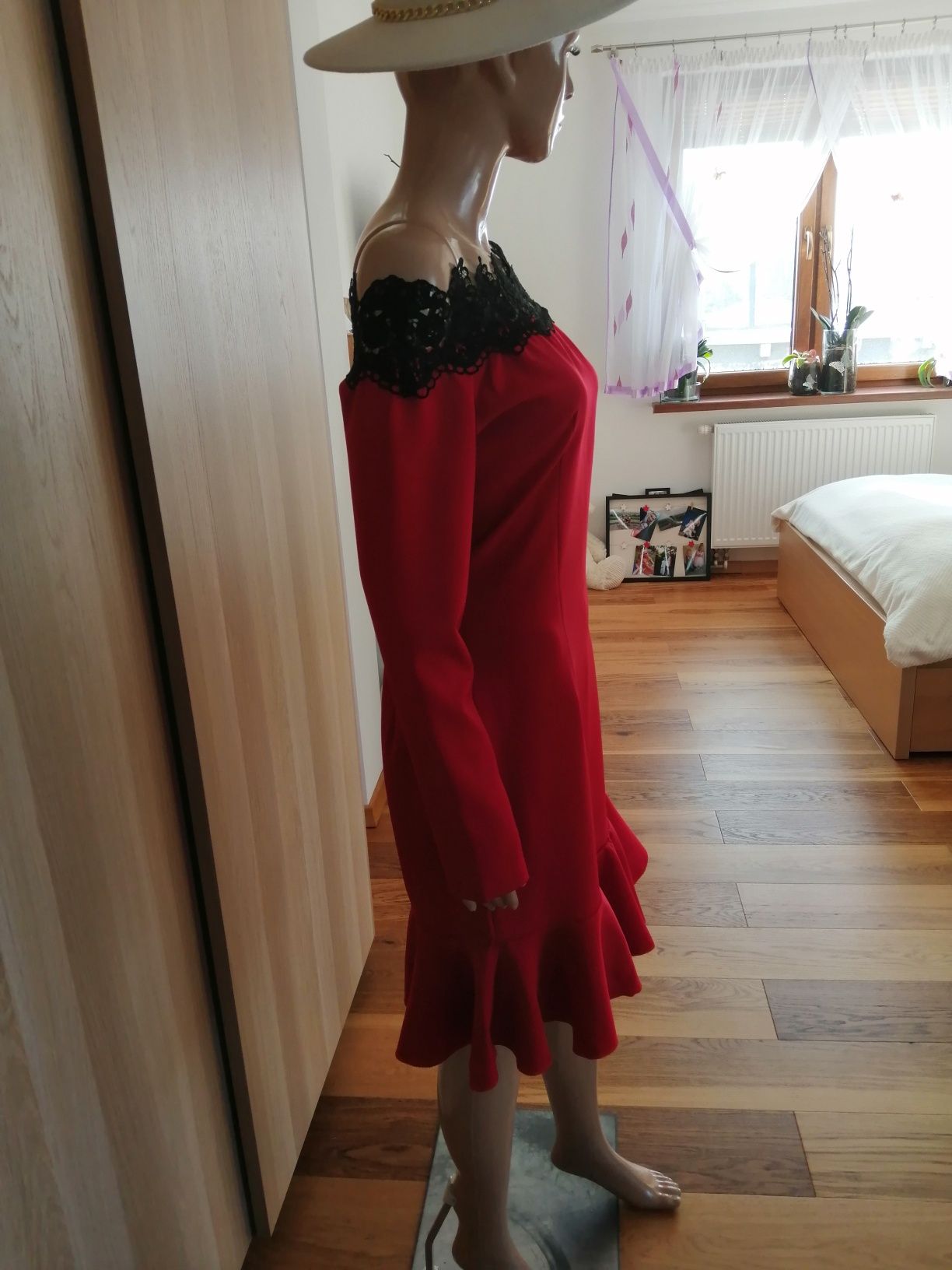 Czerwona sukienka midi odkryte ramiona czarna koronka falbanka 36 S