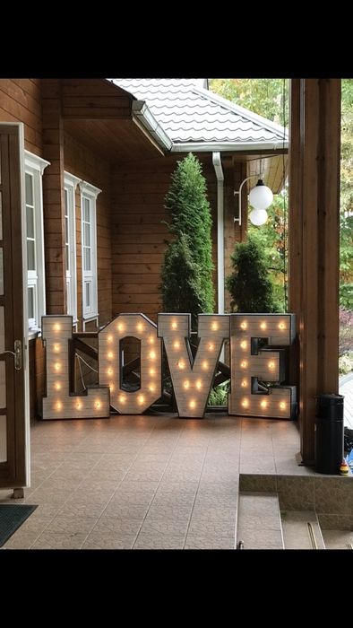 Оренда 3000 грн букви LOVE з лампочками на весілля