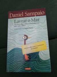 Livro "Lavrar o Mar" de Daniel Sampaio