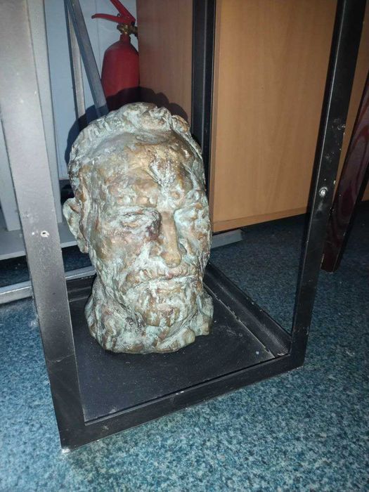 Скульптура голова Ван Гога.