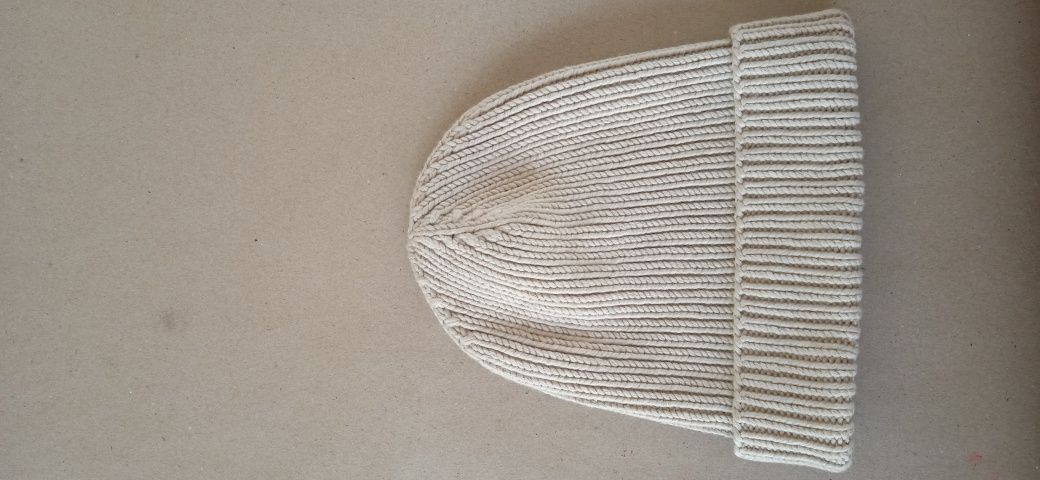 Бежевая шапка тыковка меринос шесть wool ручная работа