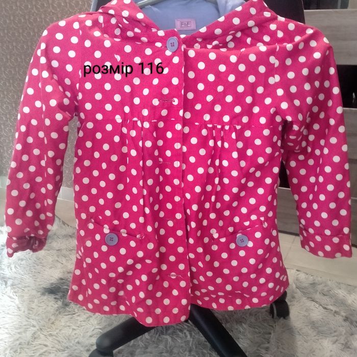 Розгружаю шафу. Великий вибір одягу та взуття на дівчинку віком 3-5 р