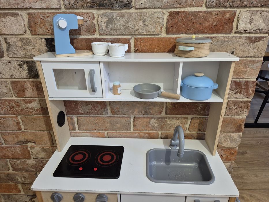 Kuchnia drewniana z wyposażeniem