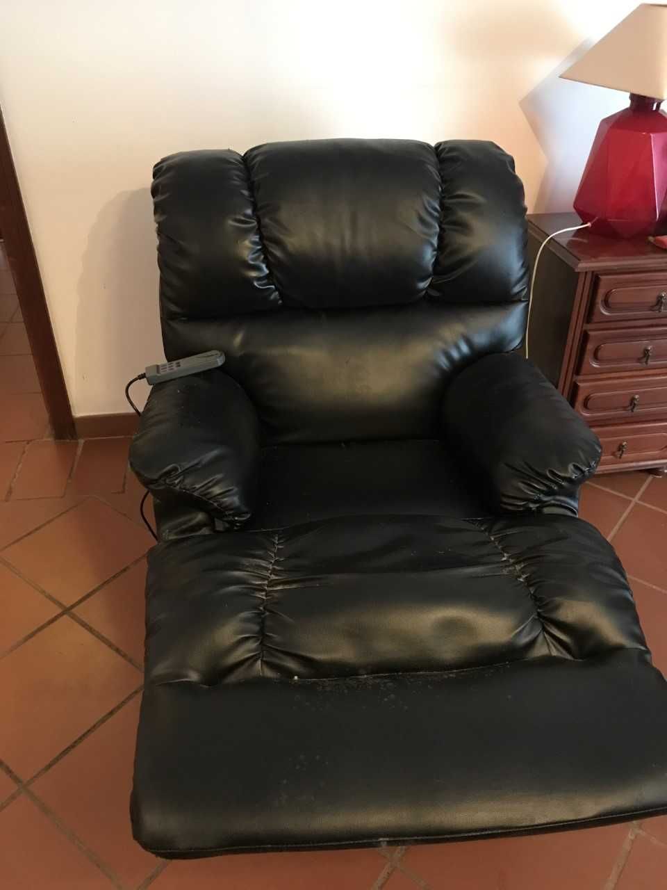 Poltrona de massagens reclinável de couro artificial preto - 290€