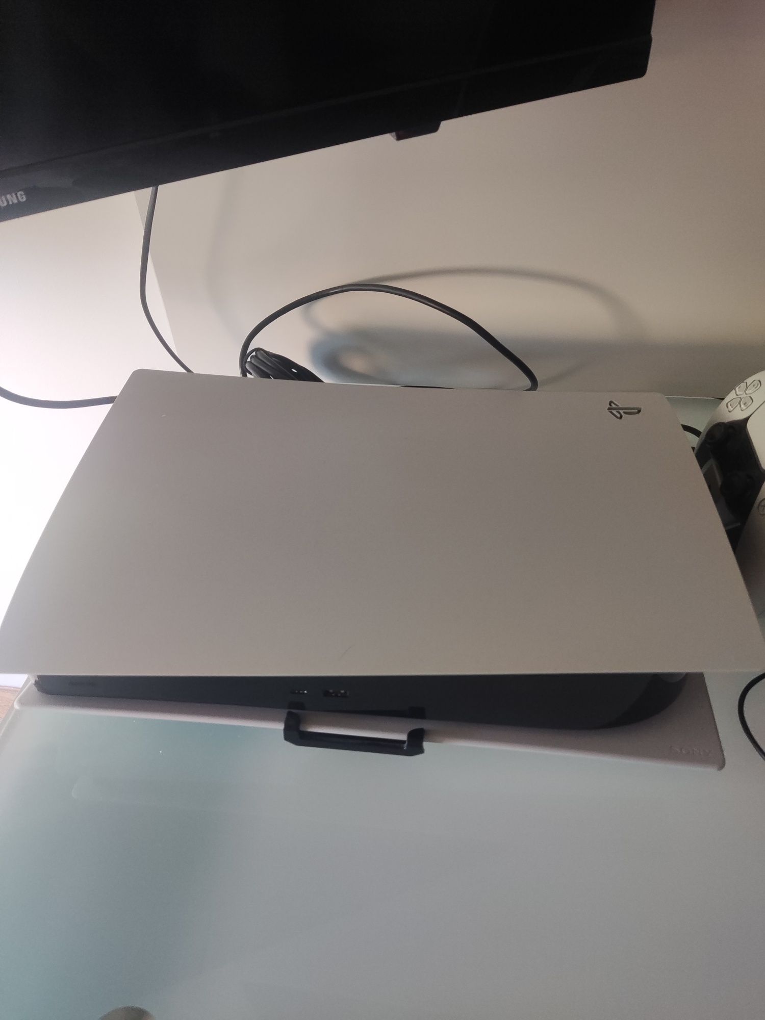 PlayStation 5 Digital com 2 comandos + suporte