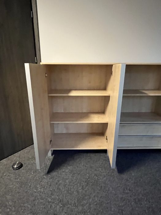 Komoda z półkami i szufladami różnych wielkości