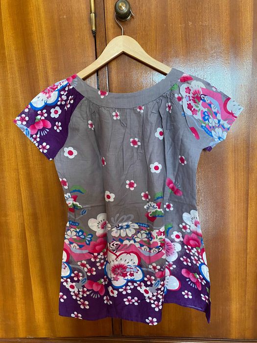 Blusa fluída com padrão floral