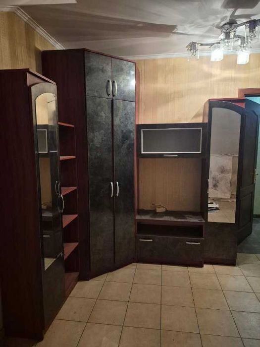 Комплект меблів у кімнату, з двох окремих частин