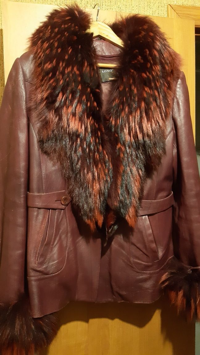 Кожанная зимняя курточка с песцом на воротнике размер 50-52