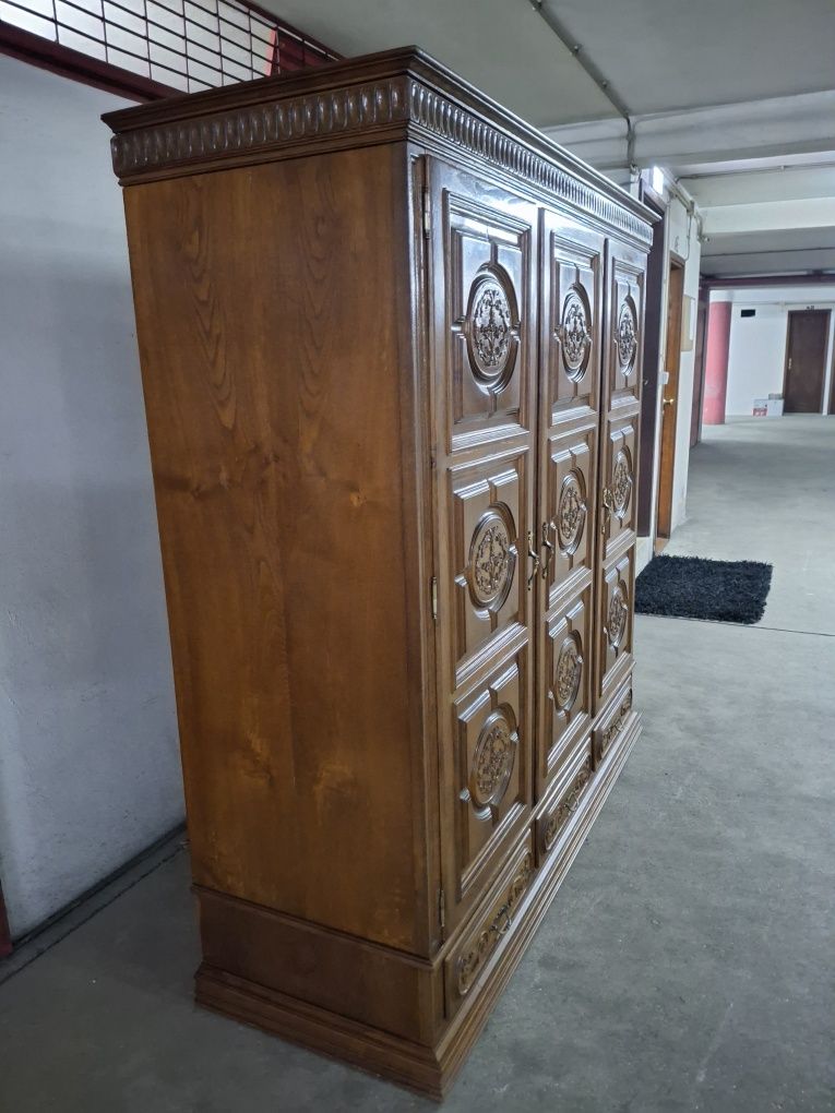 Roupeiro de três portas