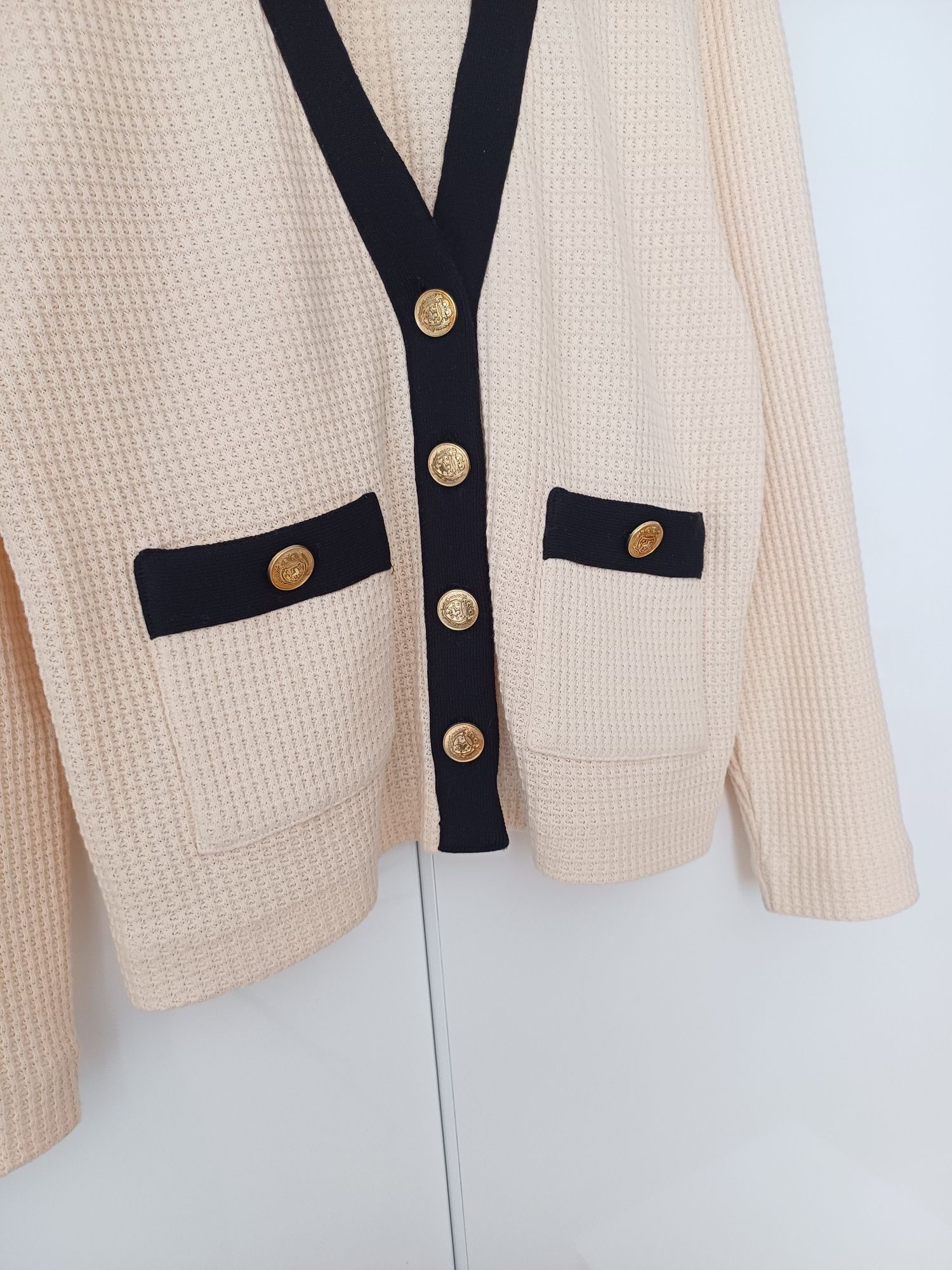 Massimo Dutti kardigan ze złotymi guzikami bawełna kremowy beż sweter