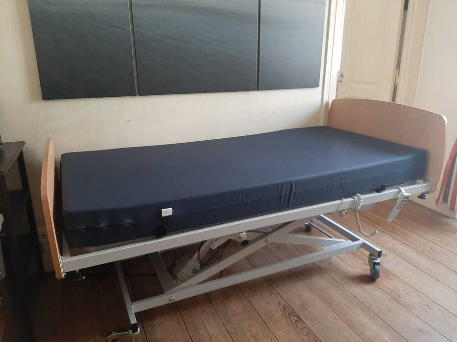 Cama articulada elécrtica elevatória semi nova