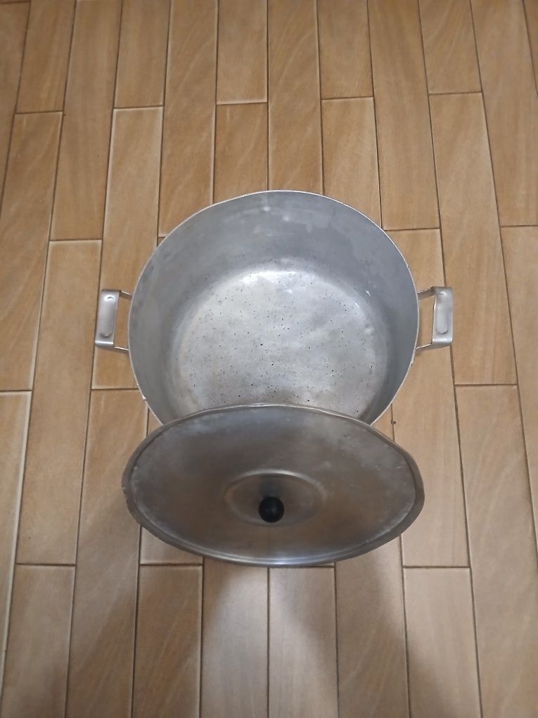 Продам алюмінієві каструлі і з нержавійки,чайник,гусятниці.