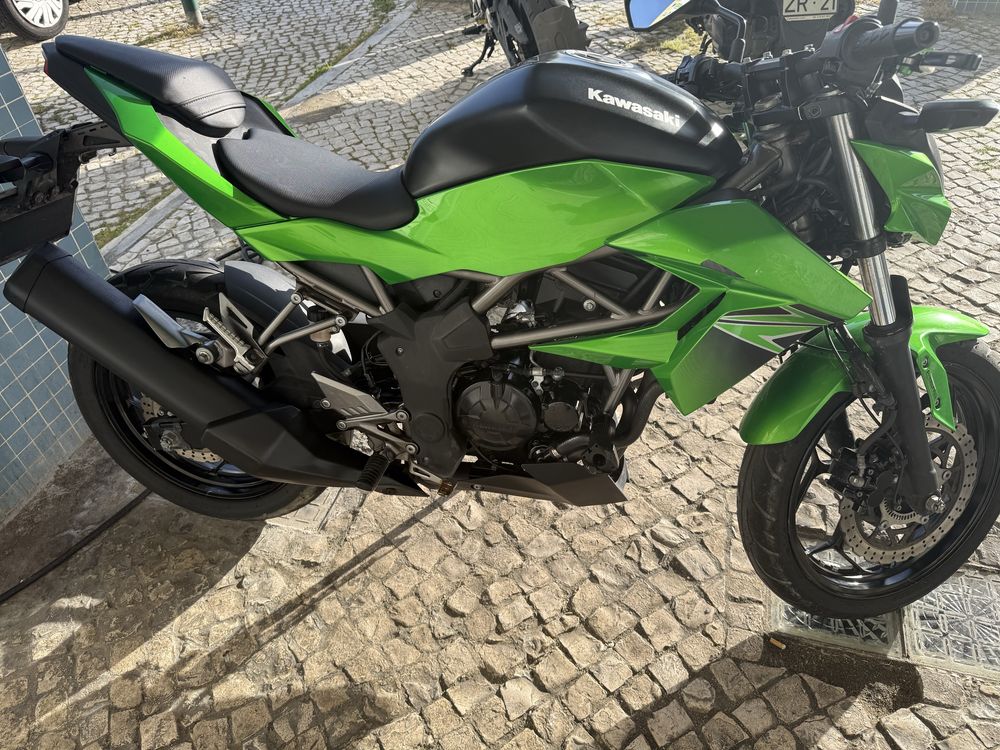 Kawasaki Z250 SL com ABS