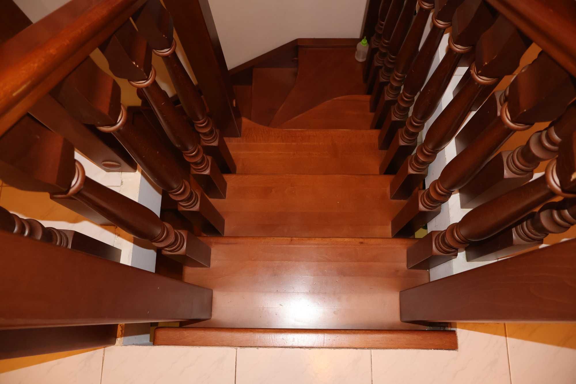 Escadas interiores italianas em madeira formato U para 2 andares