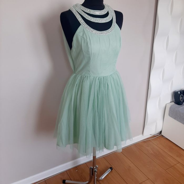 Miętowa Sukienka z tiulową spódnicą odkrytymi plecami np na wesele