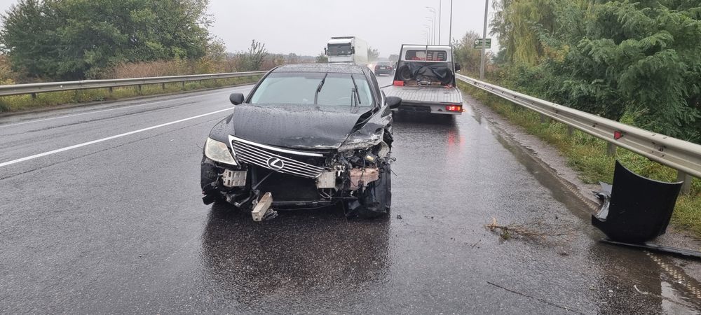Lexus LS460 після ДТП