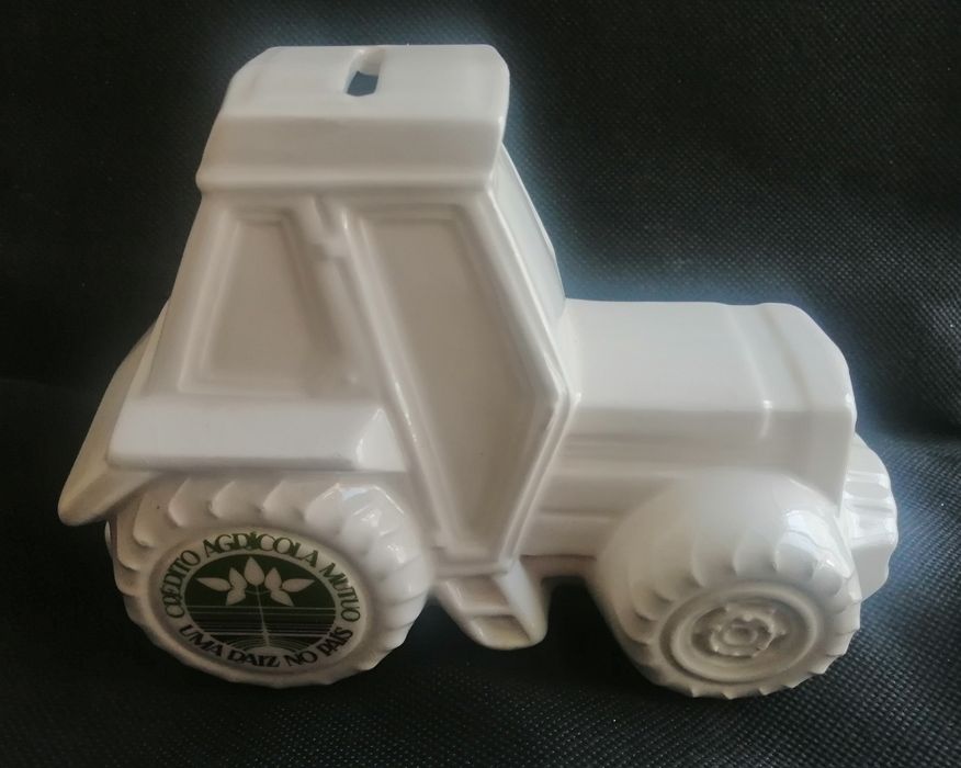 Trator mealheiro louça banco Crédito Agrícola Mútuo uma raiz no País