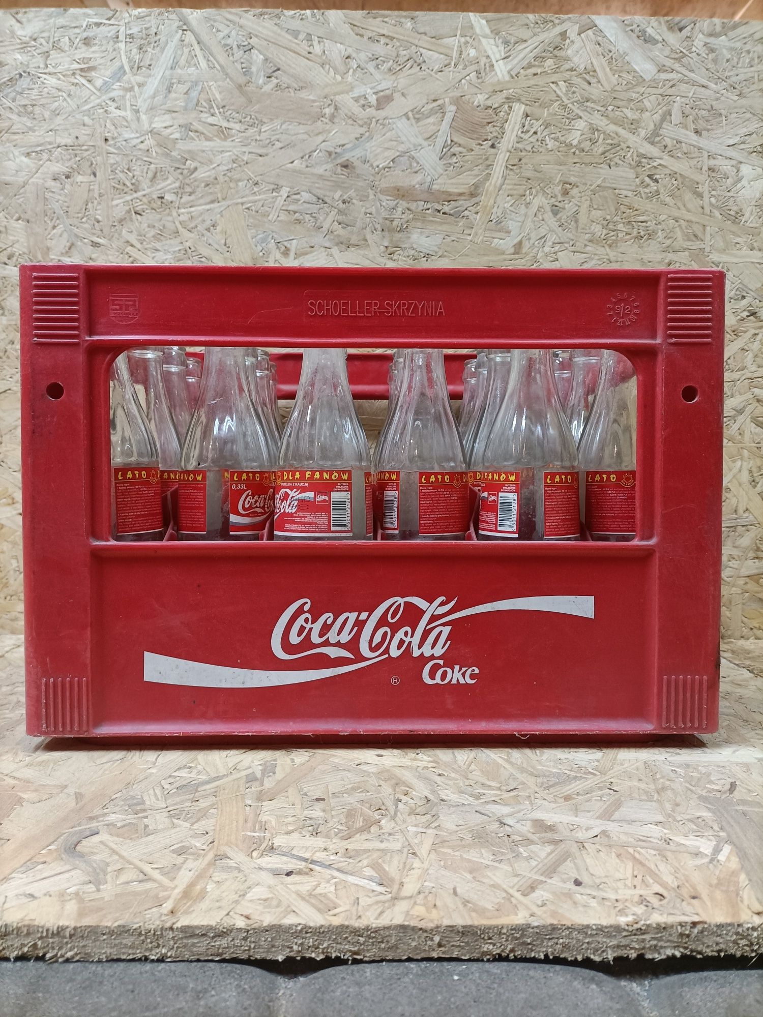 Skrzynka z butelkami coca cola z 98 roku