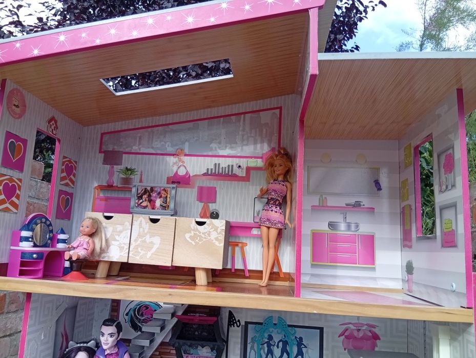 Toaletka i ogromny  domek Barbie i Monster High