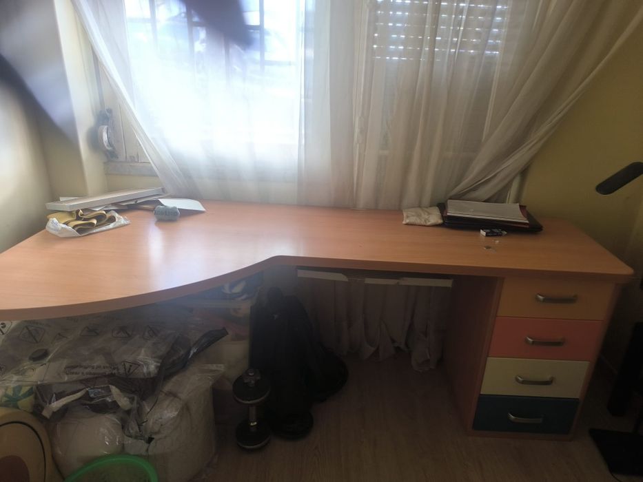 Vendo secretária com gavetas