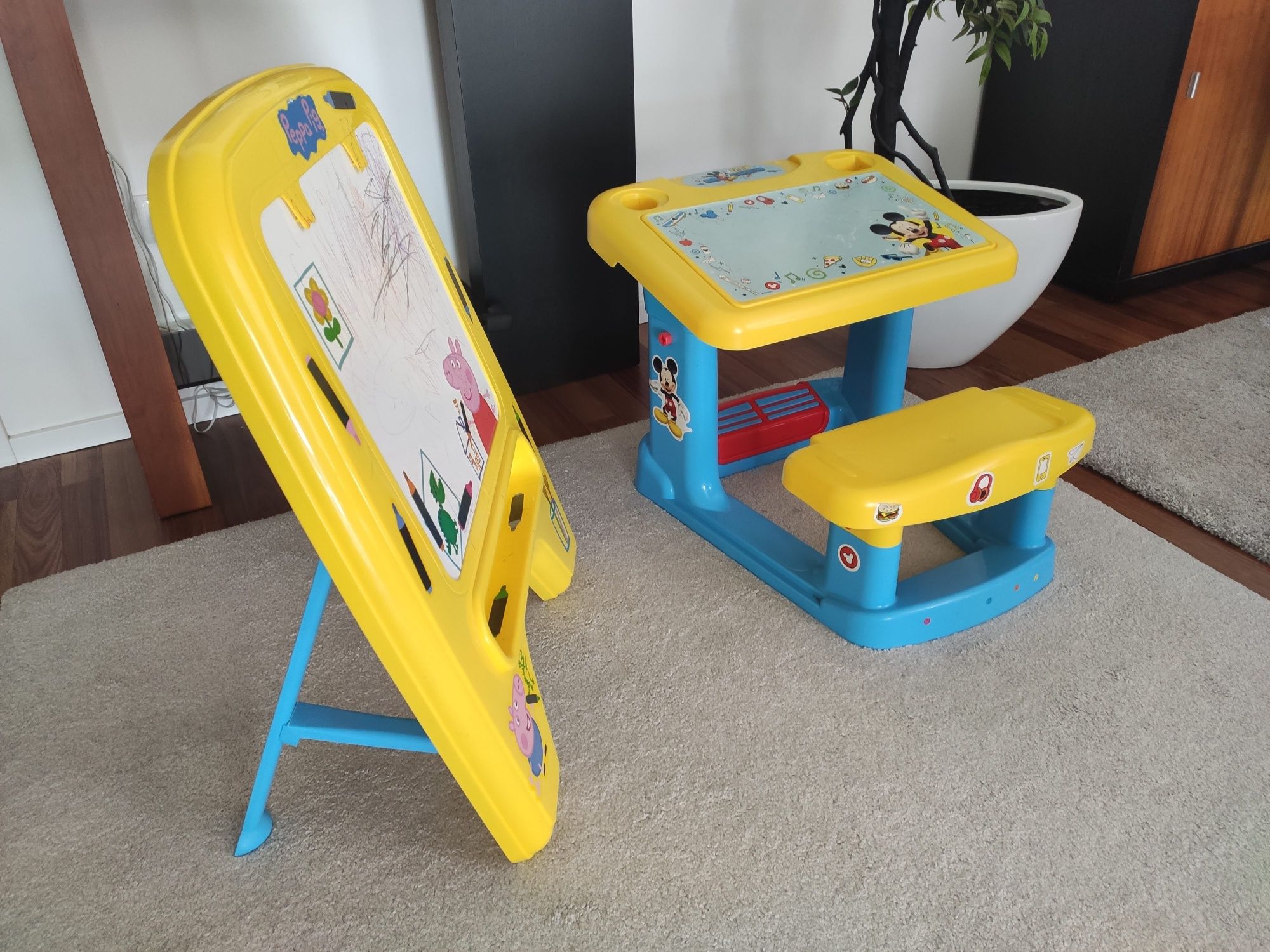 Conjunto Mesa infantil do Mickey Mouse e Quadro Peppa Pig