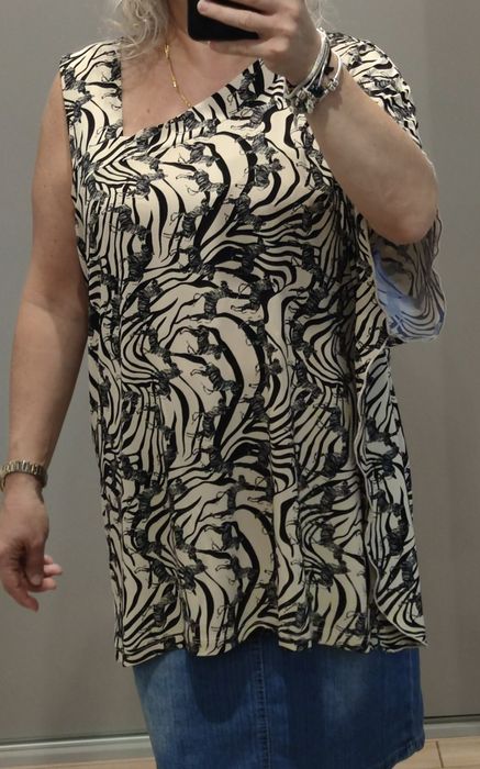 Bluzka z jednym ramiączkiem. Fason nietoperz. Deseń w zebry.
