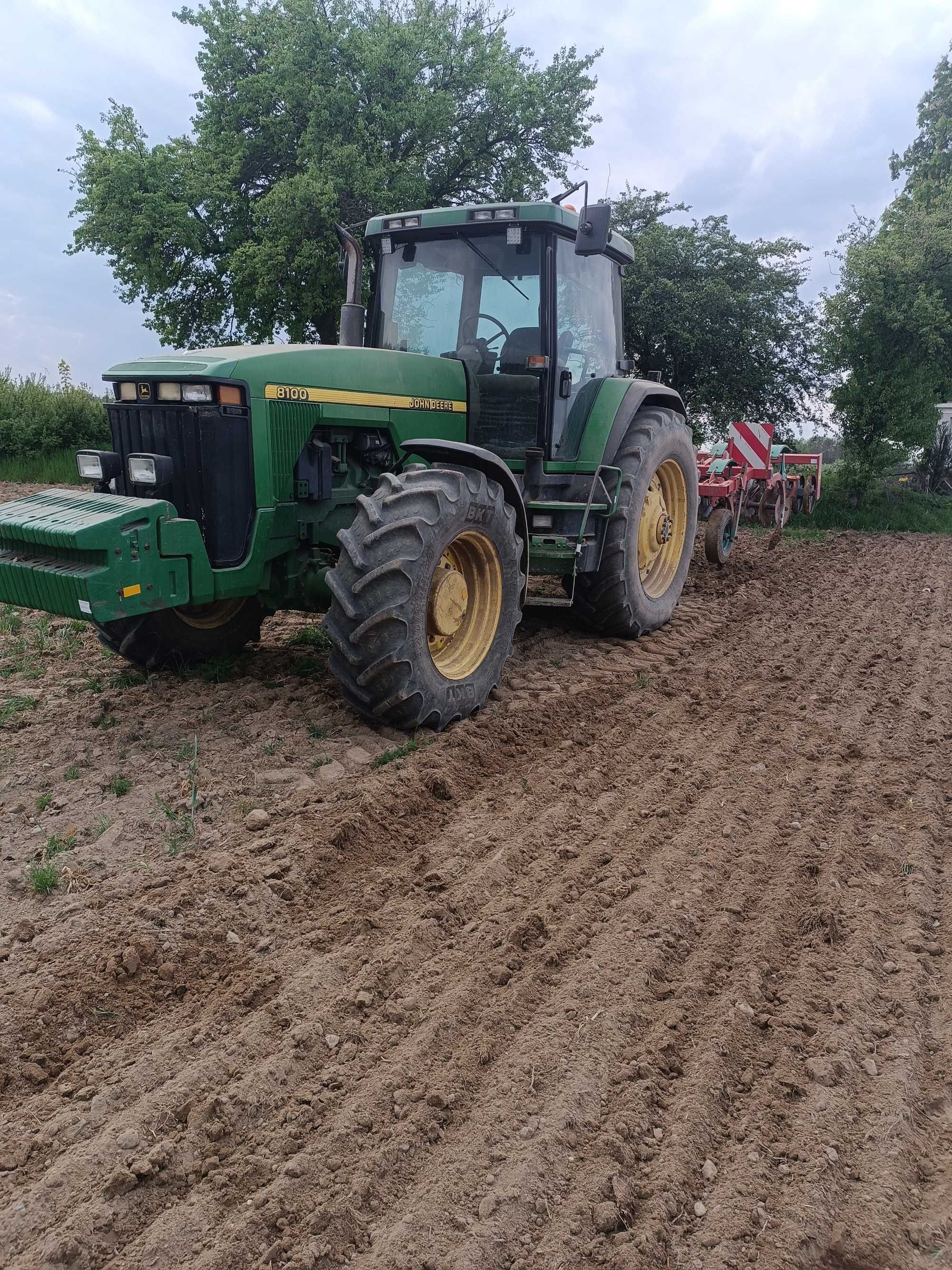 John Deere 8100.