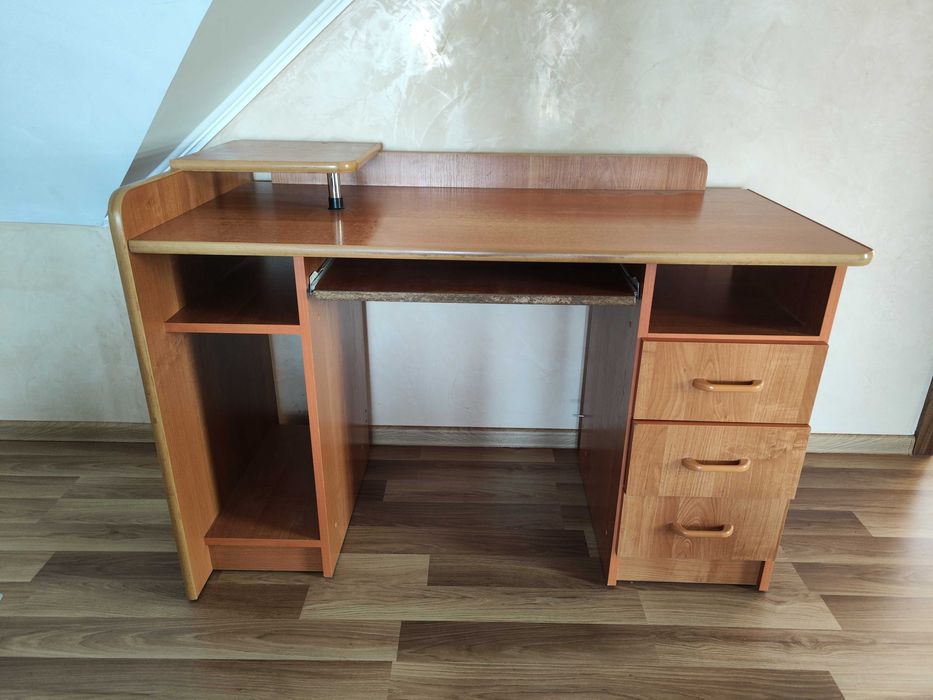 Biurko pod komputer.