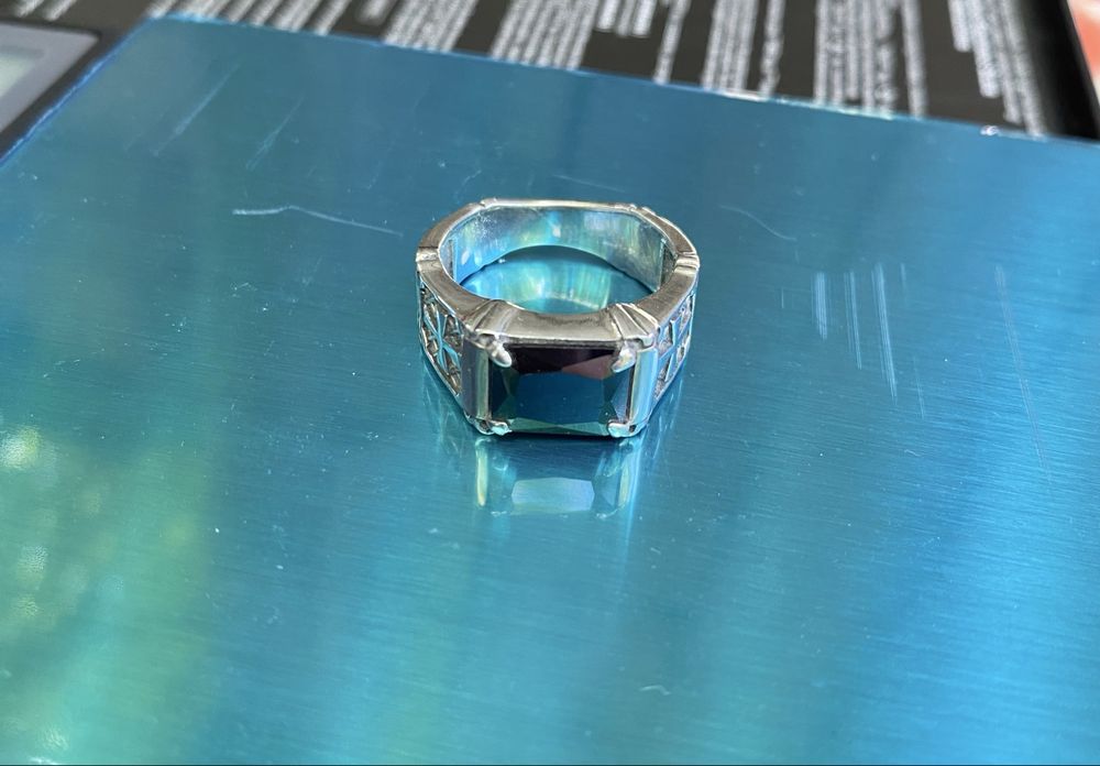 Продам чоловічий срібний перстень 925 проби