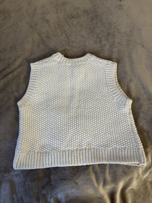 Жіноча вʼязана жилетка