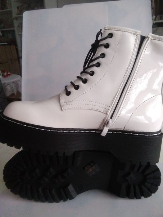 Nowe trapery lakierowane Casu, rozm. 41,Bydgoszcz Śródmieście