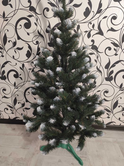 Затишна ялинка з засніженими кінчиками. Ідеальний стан!