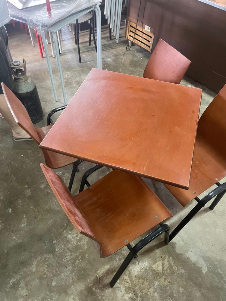 Conjunto de mesa e cadeiras