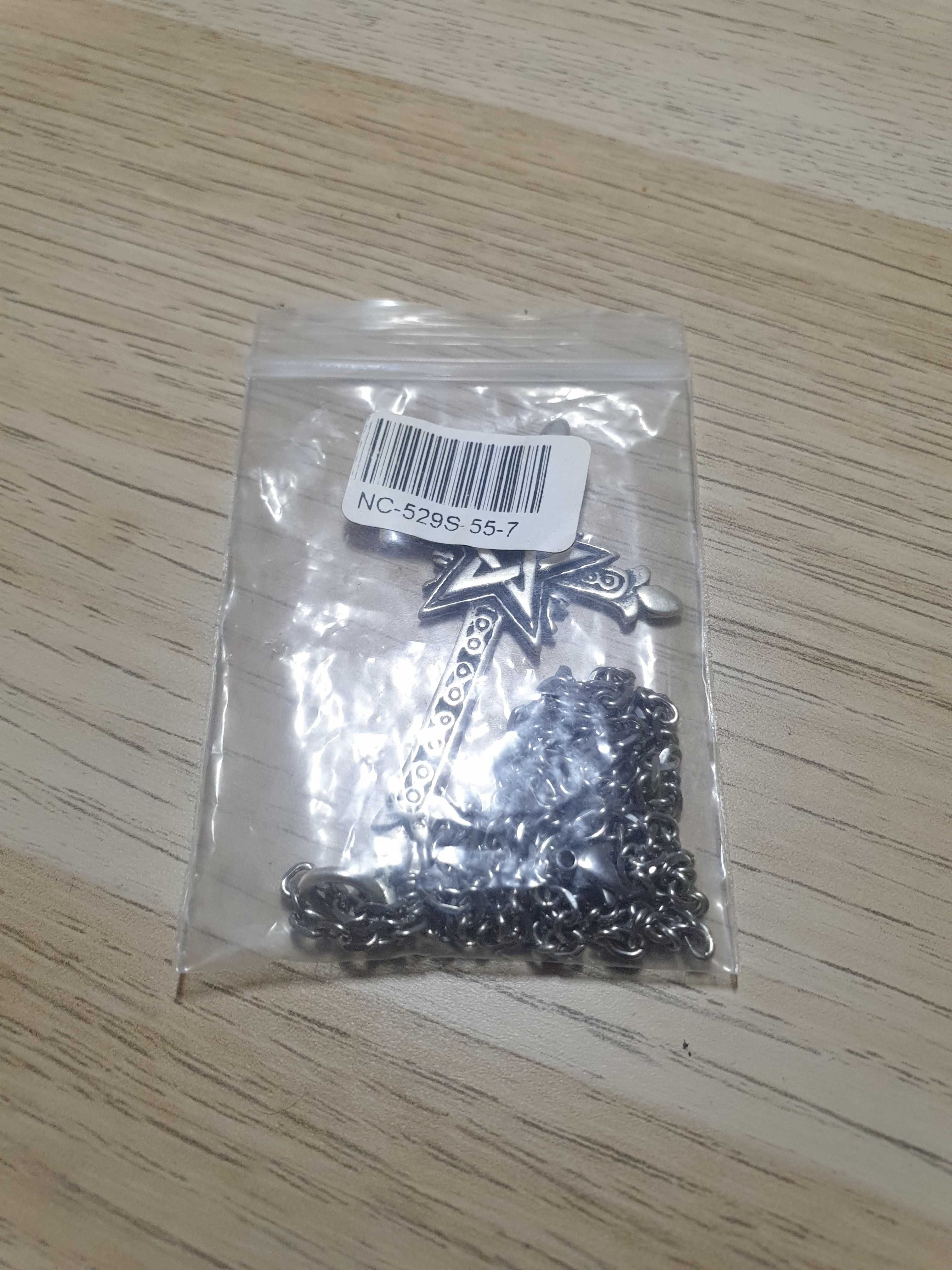 Colar com pendente gótico em prata de lei 925 unissexo.