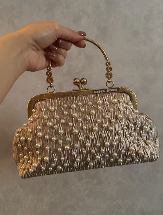 Вечірнія сумка з фермуаром та перлинами