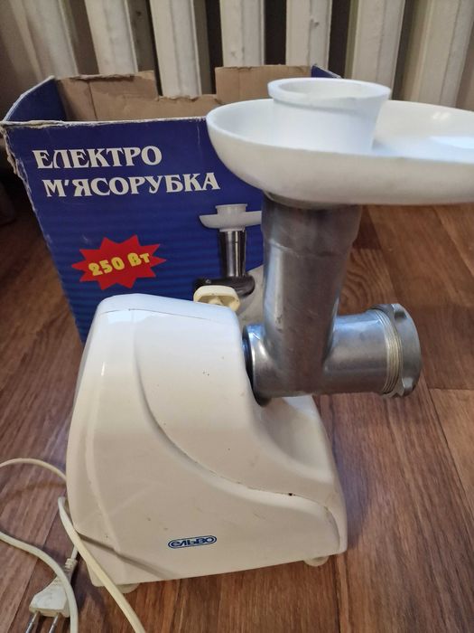 Продаю електро м'ясорубку Ельво мод. 250-01